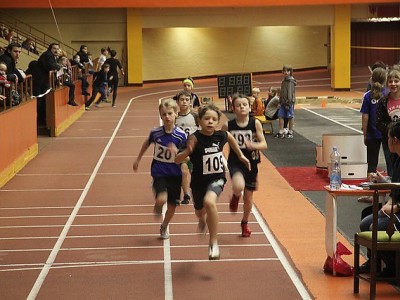 Vieglatlēti izcīna medaļas “Arkādijas” ziemas sacensībās