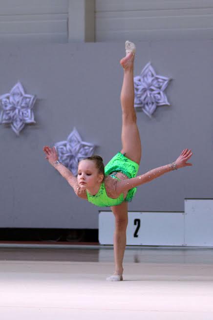 Ogres mākslas vingrotājām četras medaļas "Ziemassvētku priekos 2015"