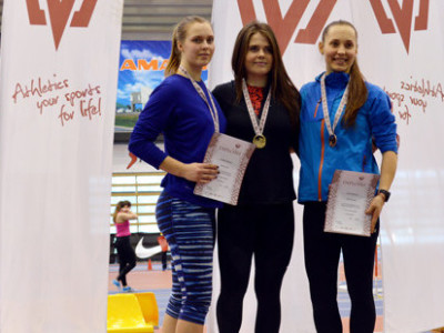 Vecāko grupu vieglatlētiem medaļas Kuldīgā