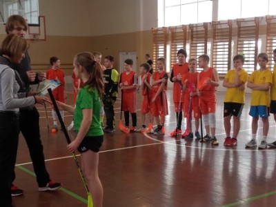 Skolēnu sporta spēlēs florbolā uzvar Ogres 1. vidusskola