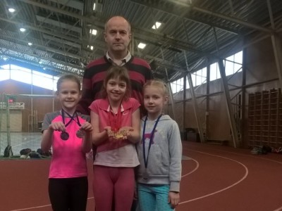 U-10 meitenēm 6 medaļas Limbažos