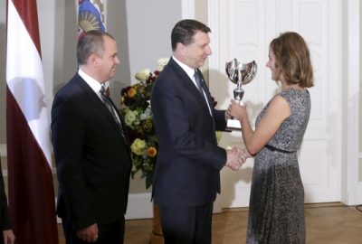 Valsts prezidents R.Vējonis pasniedz balvu Agnesei Pastarei