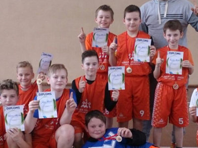 Florbolā sacenšas paši jaunākie skolēni