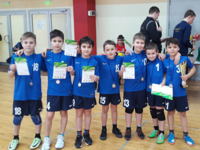 Jaunogres vidusskolai divi kausi minihandbola festivālā