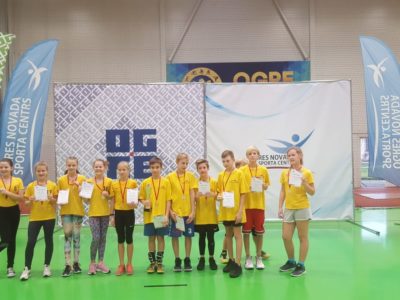 4.-5.klašu skolēni sacenšas stafetēs un Tautas bumbā