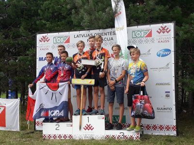 Orientieristi ar medaļām no “Ozona stafetes”