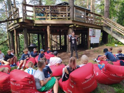 Jaunie futbolisti kopā ar Kasparu Zlidni izzin bailes un to pārvarēšanu “Milžu takā”