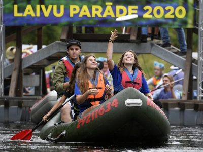 Ogres upē aizvadīta tradicionālā “Laivu parāde”