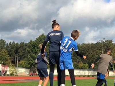 Jaunie futbolisti turpina pilnveidot sevi