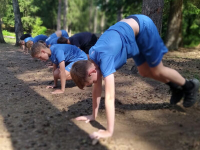 Jaunie futbolisti spēka treniņos.