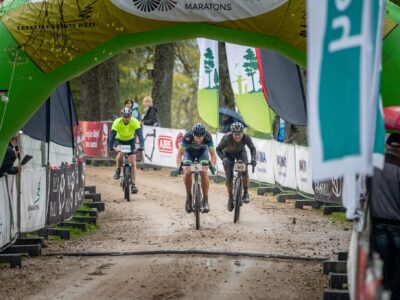 Riteņbraucēji izbauda dubļu SPA LVM MTB maratona Ķeipenes posmā