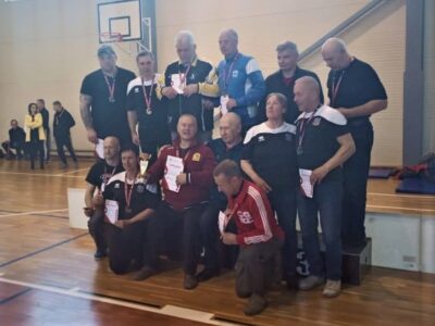 Ogres seniori veterānu sporta spēlēs svara stieņa spiešanā guļus