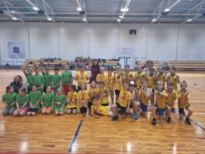 Ogres novada sporta centrā norisinājās Tautas bumbas un stafešu sacensības Ogres novada 2.-3.klašu grupai